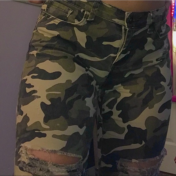 Ripped Camo Size 9 Ankle Pants - Picture 4 of 14